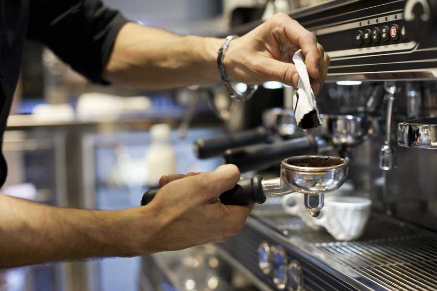 barista making coffee